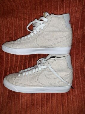 Nike High-Top Sneakers in Cream and White- Stranger Things